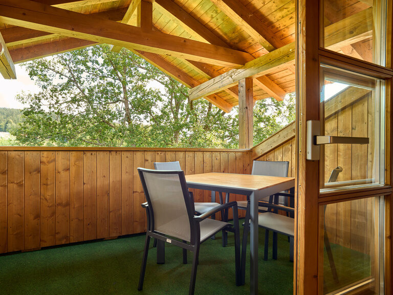 errasse mit Holzverschlag und Sitzgruppe an der Ferienwohnung im Landhaus Lerchenweg