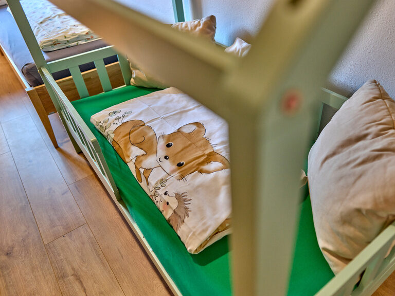 Gemütliches Kinderbett im Schlafzimmer der Ferienwohnung im Landhaus Lerchenweg