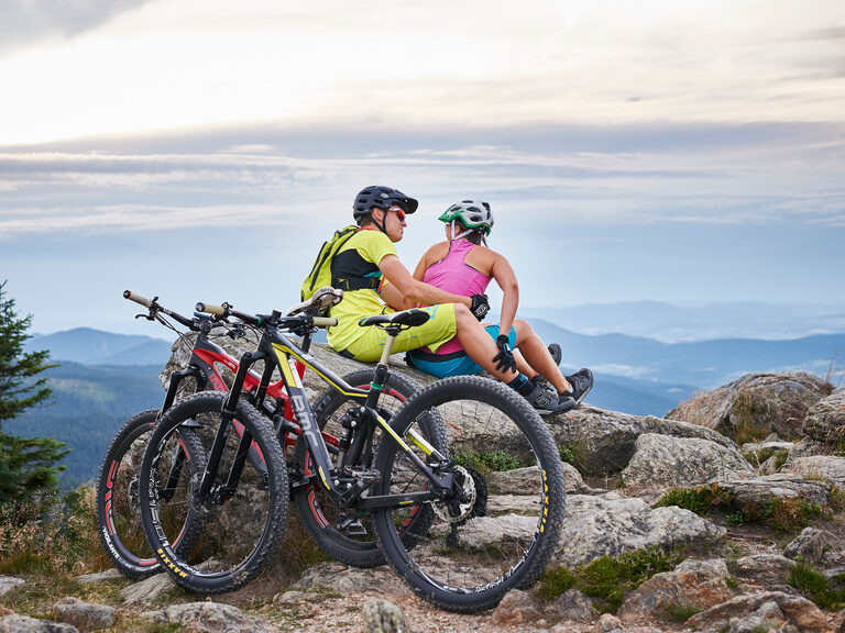 Mountainbiken in Bodenmais Zwei Mountainbiker machen eine Pause und haben eine tolle Aussicht auf den Bayerwald rund um Bodenmais.