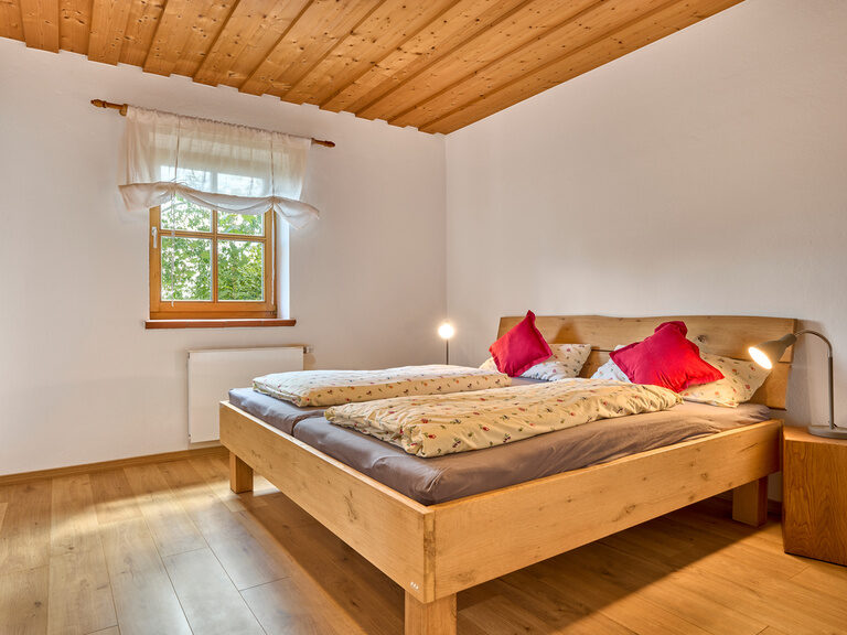 Schlafzimmer mit Holzbetten im Landhaus Lerchenweg im Bayerischen Wald in gemütlichem Landhausstil