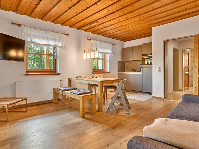 Gemütliches Wohnzimmer im Landhaus Lerchenweg im Bayerischen Wald mit viel Holz und ländlichem Charme